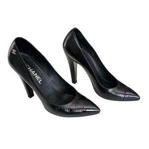 Chanel CC Patent Leather Pointed Cap Toe Pump Heel Size 39 US 8 8.5 Black Silver